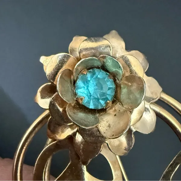 Vintage Unsigned Gold-tone Light Blue Rhinestone Flower Floral Spray Brooch 10g. - Image 9
