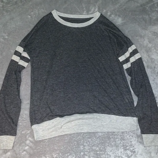 Gray comfy sweater - Image 2