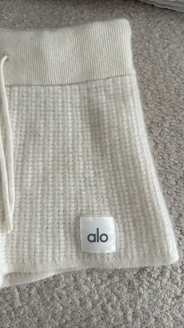 Alo cashmere shorts - Image 3