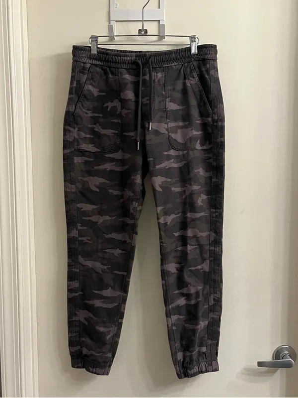 Athleta Camo Farallon Jogger Women’s Size 8 - Image 2