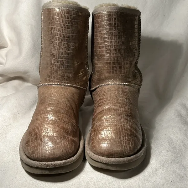 UGG Australia Metallic Gold Lined Suede Classic Short Boots Size 7. - Image 2