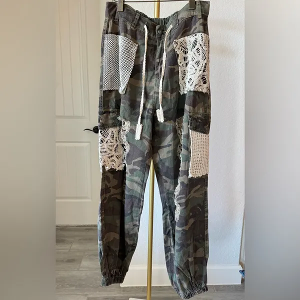 POL Camo Nomad Luxe Joggers Size Medium - Image 2