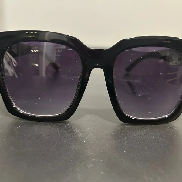 Stylish Black Sunglasses - Image 2