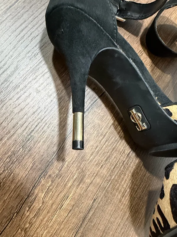 Jennifer Lopez Leopard Print Ankle Strap Heels – Size 7.5 – Excellent Condition Bold and stylish pointed-toe heels by Jennifer Lopez featuring a chic leopard print design and black ankle strap detail. Worn only a few times and in excellent condition. ✔️ Size 7.5 ✔️ Worn only a few times ✔️ Pointed toe ✔️ Adjustable ankle strap ✔️ Statement animal print Perfect for date nights, parties, events, or elevating any outfit with a touch of glam. - Image 9