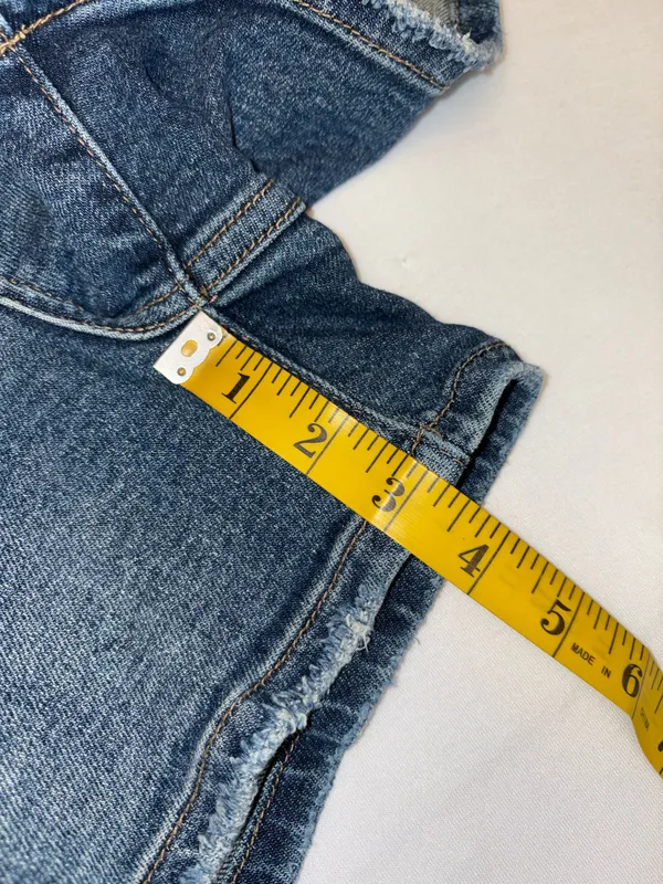 Judy Blue Medium Wash High-Rise Jean Shorts Button/Zip closure Size Small - Image 3