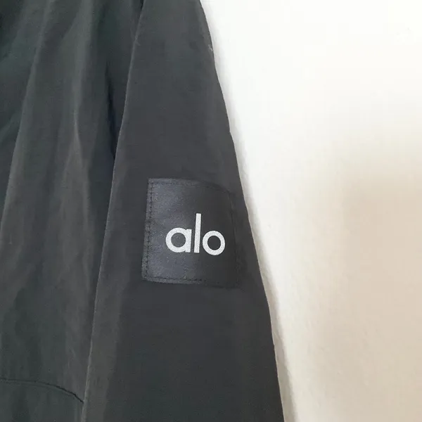 Alo Yoga Light Weight Takeaway Track Pullover Black M - Image 3