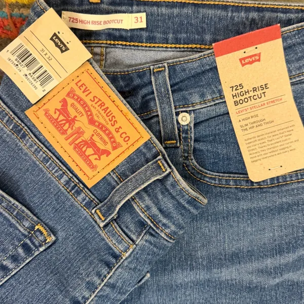 NWT Levi's 725 Women's High Rise Bootcut Jeans Medium Wash 31x32 - Image 8