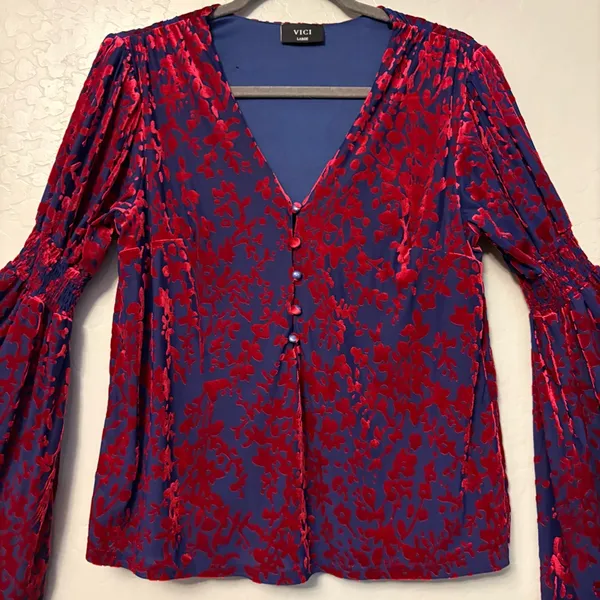 Vici blue and red floral velvet boho bell sleeve blouse size large - Image 2
