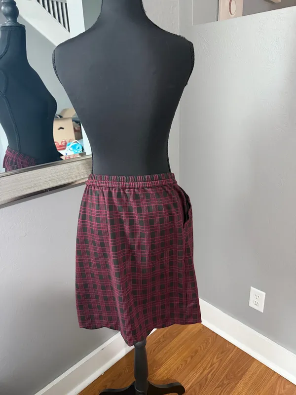 Skies Are Blue Berenice Scallop Hem Old Money Academia Skirt burgundy & black plaid large. - Image 4