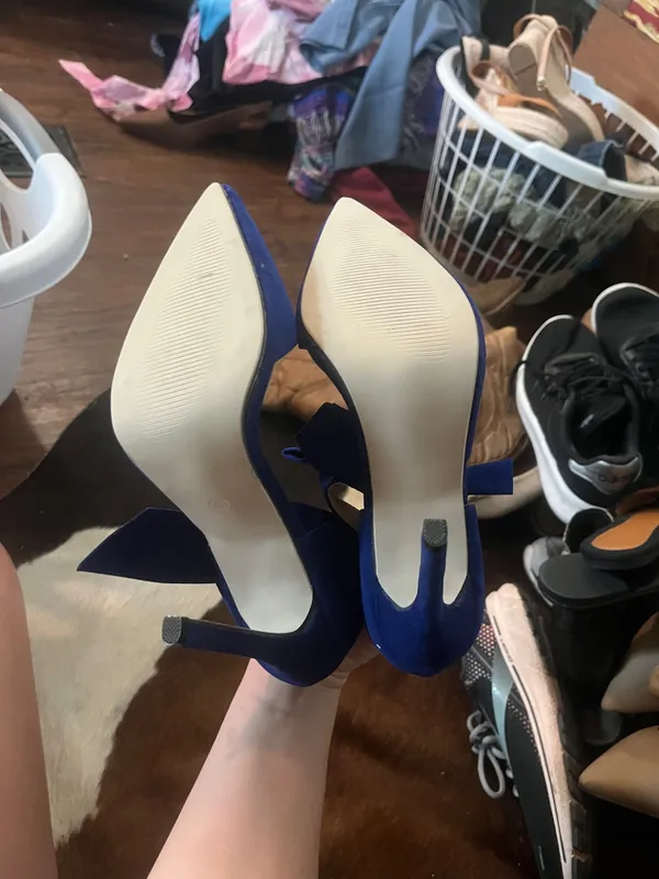 Blue suede heels with bow detail - Image 4