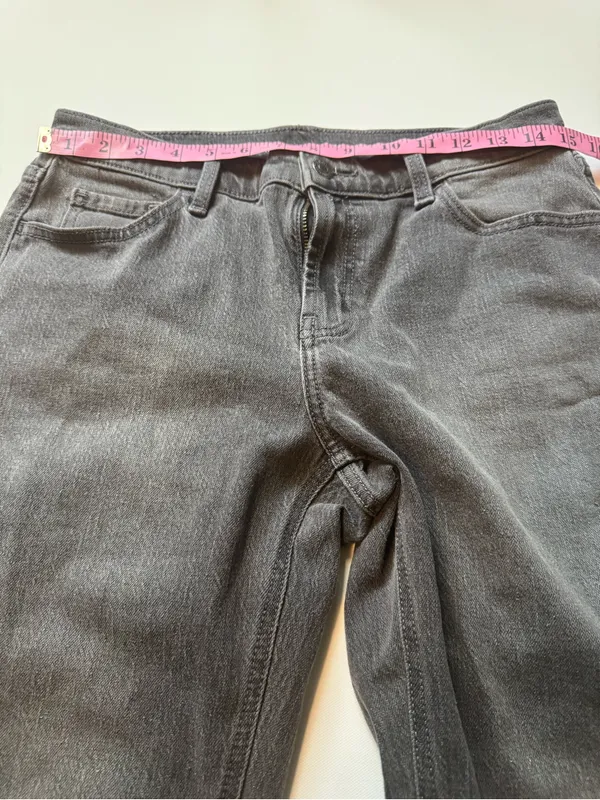 Old Navy Gray Mid-Rise Wow Boyfriend Jeans Size 6 - Image 4