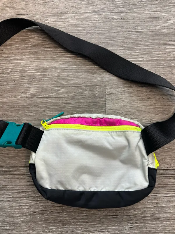 Lululemon Everywhere Belt Bag 1L in Highlight Purple, Vapor, and Intense Teal - Image 5