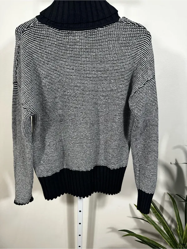 B106. Banana Republic Black & White Ribbed Turtleneck Sweater - Image 3