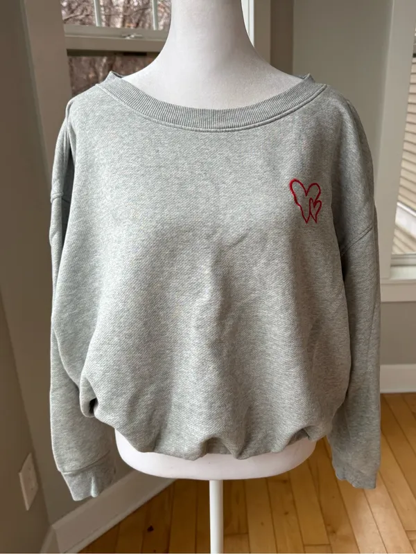 Universal Thread Gray Embroidered Heart Bubble Hem Cropped Crewneck Sweatshirt L - Image 4