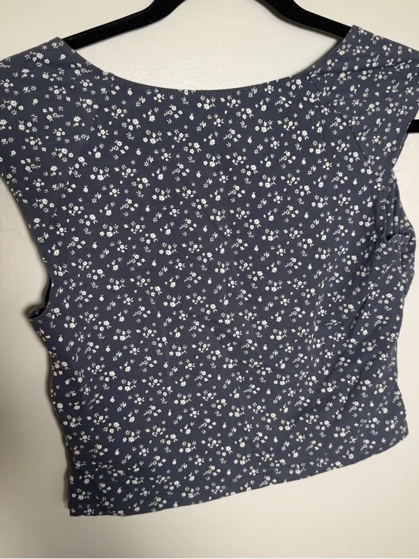 Hollister Blue Floral V-Neck Women's Top Large Cropped - Image 6