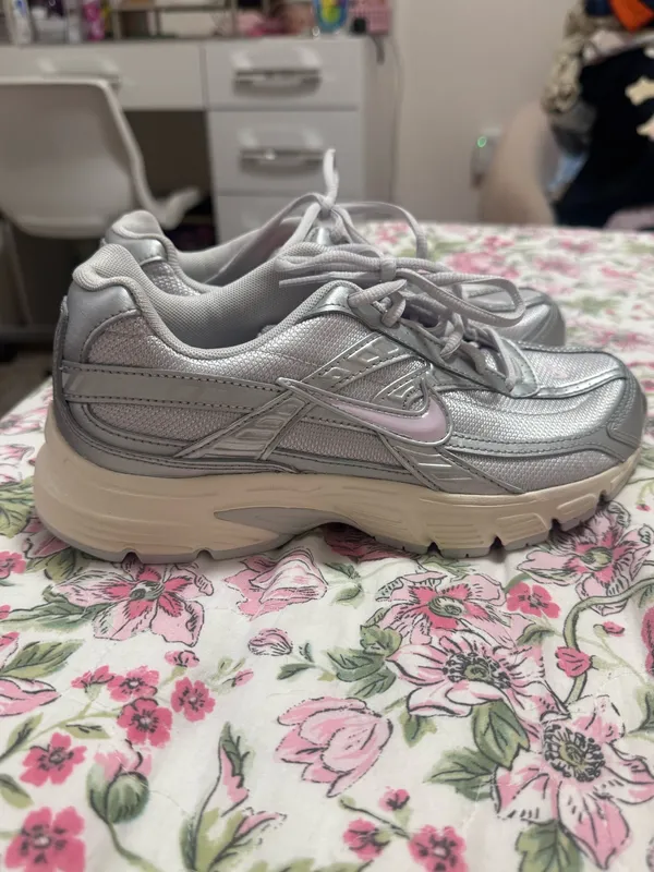 Nike initiator pink and silver tennis shoes - Image 3