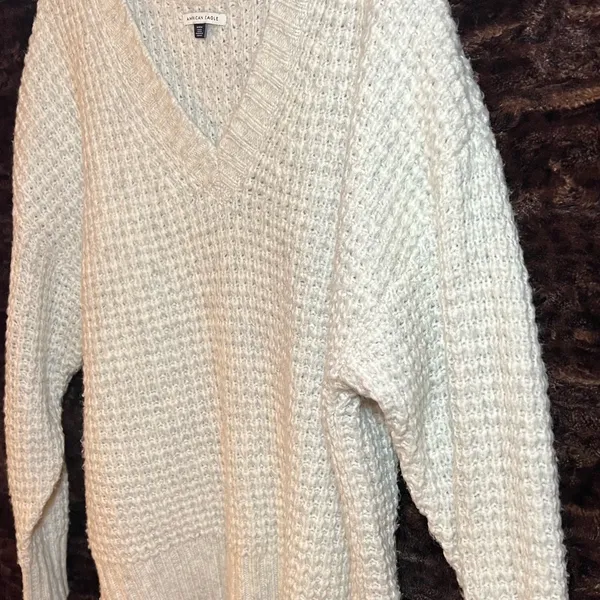 Coastal Grandma Core: American Eagle Chunky Knit Oversized V-Neck Sweater - Image 4