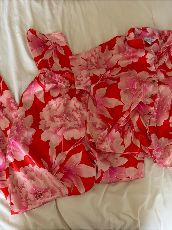 Pink and red floral pajamas - Image 2