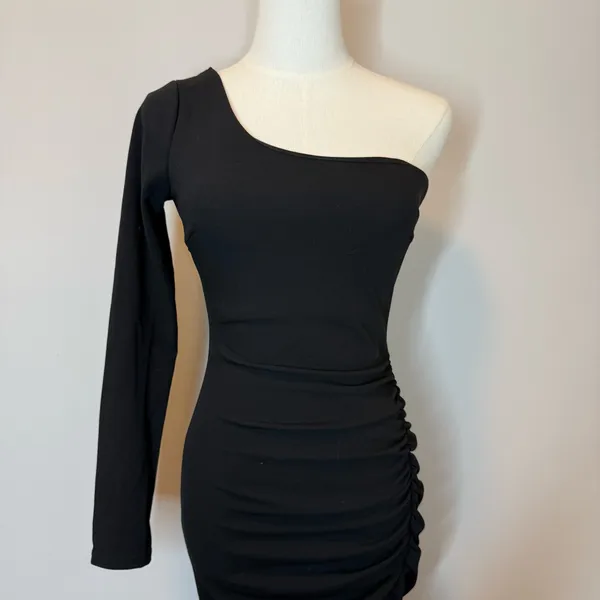 Windsor One-Shoulder Black Ruched Bodycon Dress - Image 2