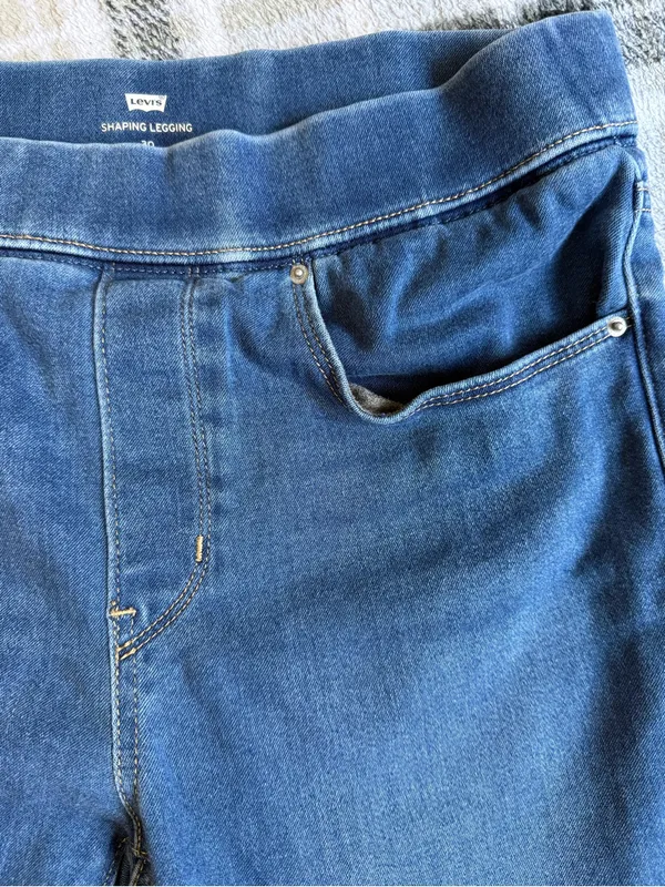 Levi's‎ Women's Shaping Legging Jeans in Medium Wash Blue - Image 3