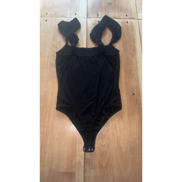 Lulus Black Ruffle Strap Bodysuit Medium Scoop Neck‎ Snap Crotch Stretch Chic - Image 4