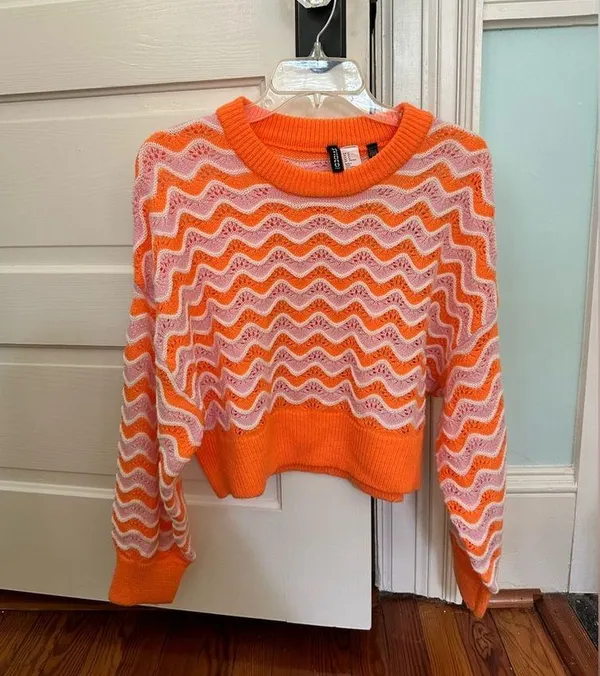 H&M Knit Long Sleeve Top Size Medium - Image 3
