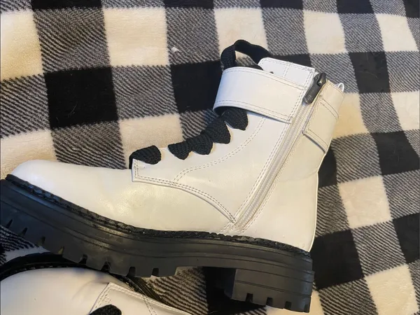 Sam & Libby White Combat Boots with Black Laces and Buckle - Image 6