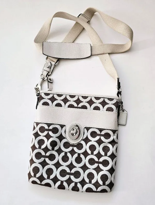 Coach Signature Swing Pack Style 43466 Crossbody - Image 3