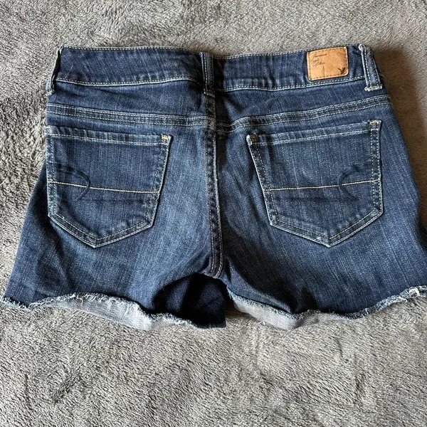American Eagle Booty Shorts Jean‎ Cut Off Frayed Medium Wash Size 4 Stretch - Image 3