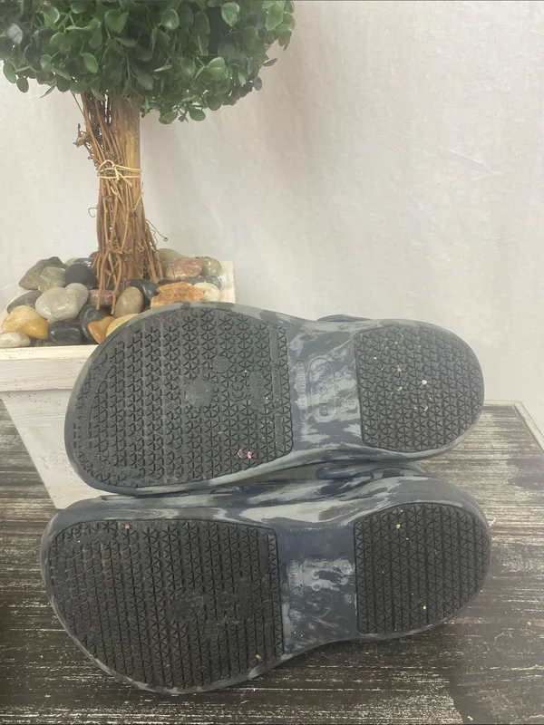 Crocs Gray Two Tone Print Clog Shoes 7 - Image 4
