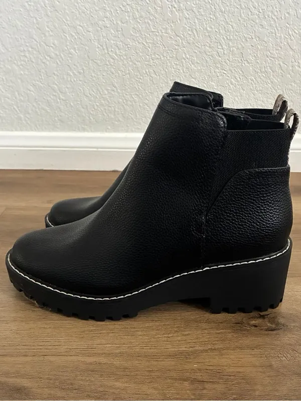 Universal Thread NWT Taci Chelsea Ankle Boots Jet Black Lug Sole Booties 9.5 - Image 3