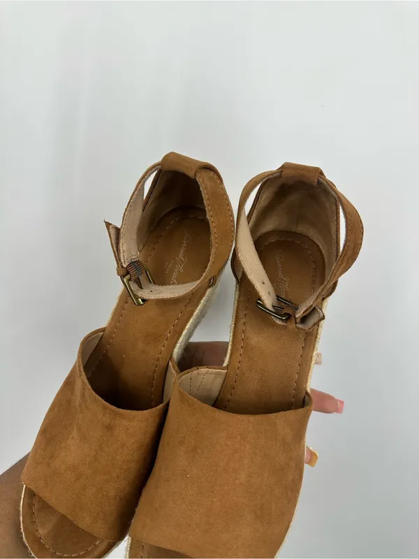 Universal Threads Tan Boho Wedge Sandals Women's Size 8.5 - Image 7