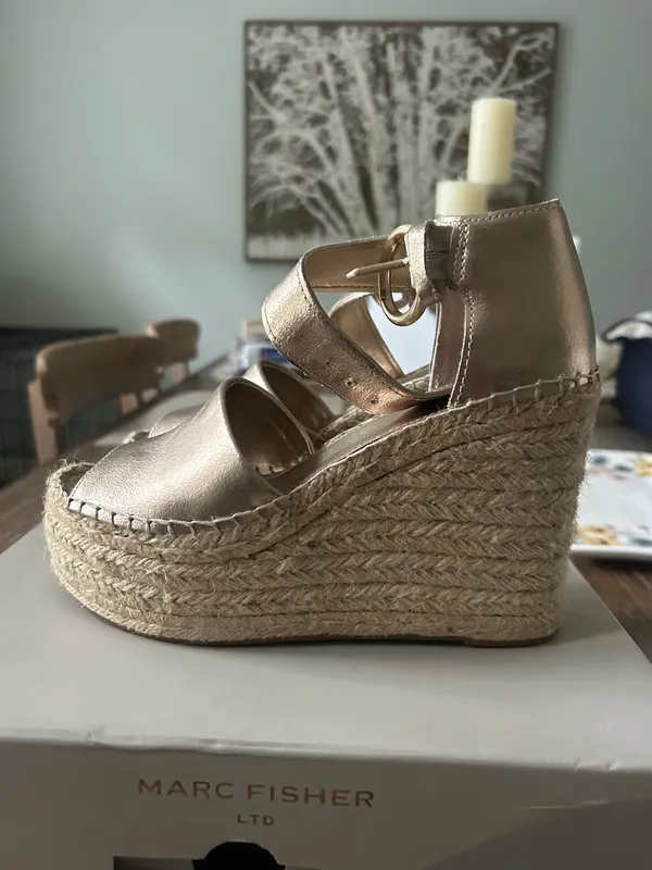 Marc Fisher Alida Wedge Gold Sandals - Image 4