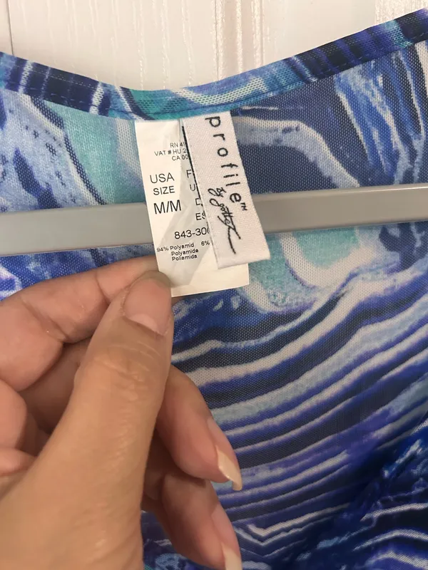 Profile by Gottex women’s dress/cover-up in a beautiful blue agate-inspired print. Features a flattering twist-front bodice, cap sleeves, and a comfortable stretch fabric. Perfect for beach vacations, cruises, poolside wear, or casual resort styling. Size Medium. Excellent pre-owned condition with no noted flaws. - Image 4