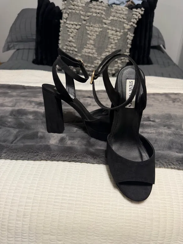 Steve Madden suede Heels size 8 - Image 4