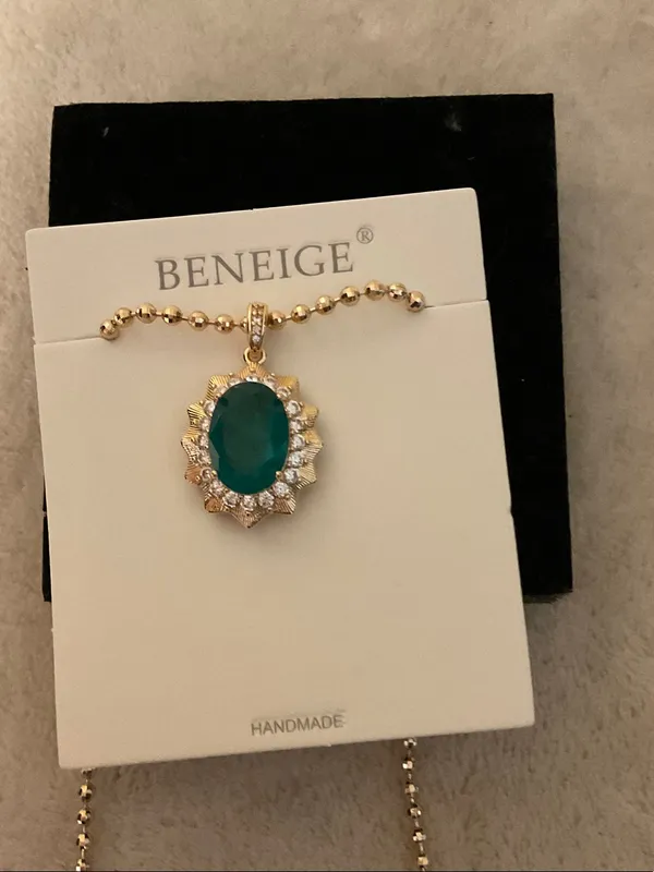 Layered Gold Necklace with Emerald-Green Pendant - Image 3