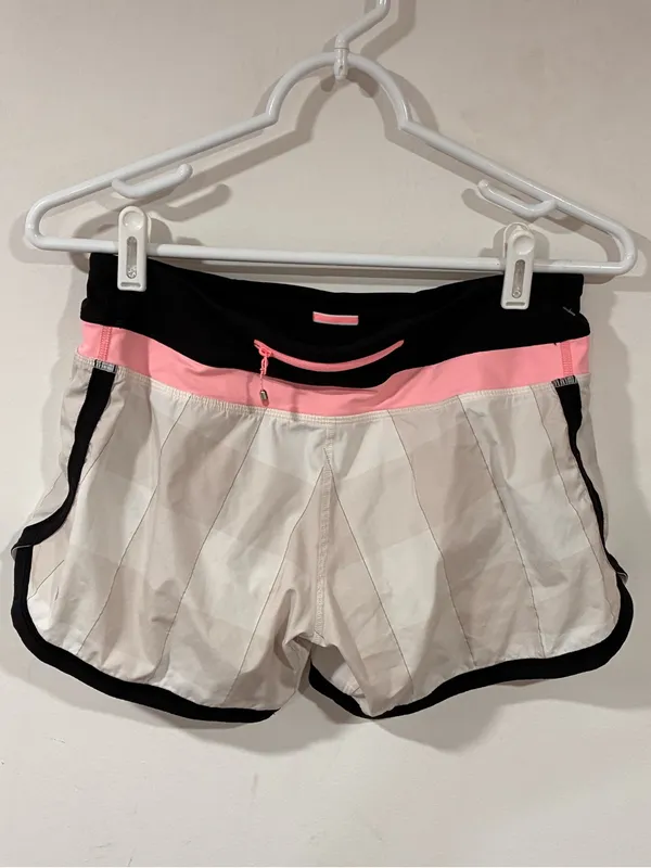 Lululemon Groovy Run Short Dune Gros Gingham Plaid Bleached‎ Coral/Black Size 4 - Image 4