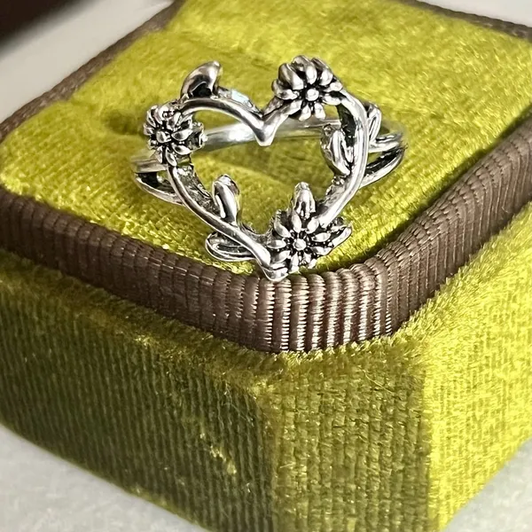 Titanium Steel Silver Flowering Vines Heart Ring Size 8 - Image 3
