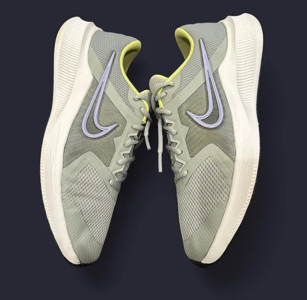 Nike light gray and green sneakers size 7 - Image 5