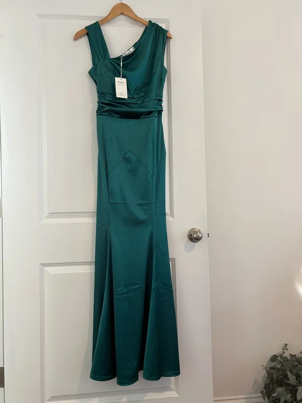 One shoulder, emerald green satin maxi dress - Image 3