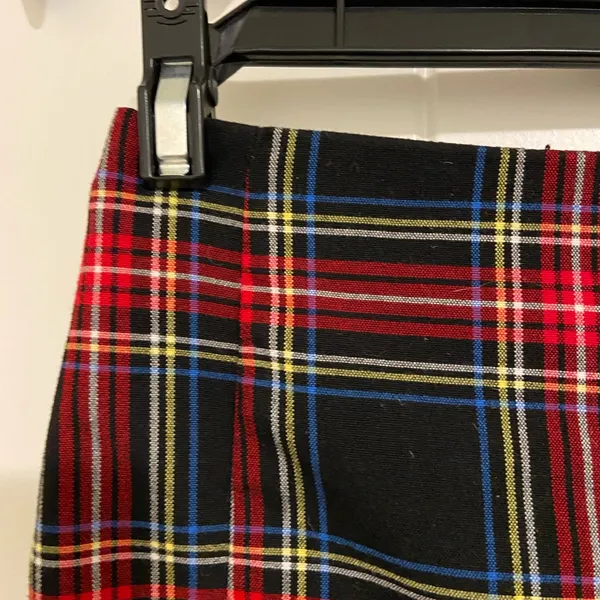 NWOT John Galt women’s black red plaid cara‎ miniskirt zip small slit 23” waist - Image 2