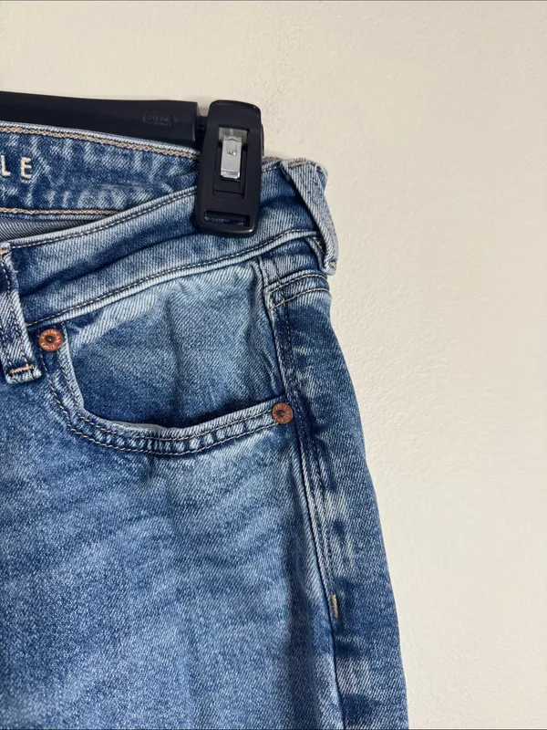 American Eagle Strigid Distressed Ripped Knees Mom Jeans Light Wash size 6 Short - Image 8