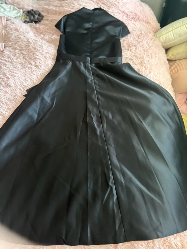 Unique Black Satin V-Neck Cap Sleeve A-Line Evening Gown With Bow Size 16 - Image 5