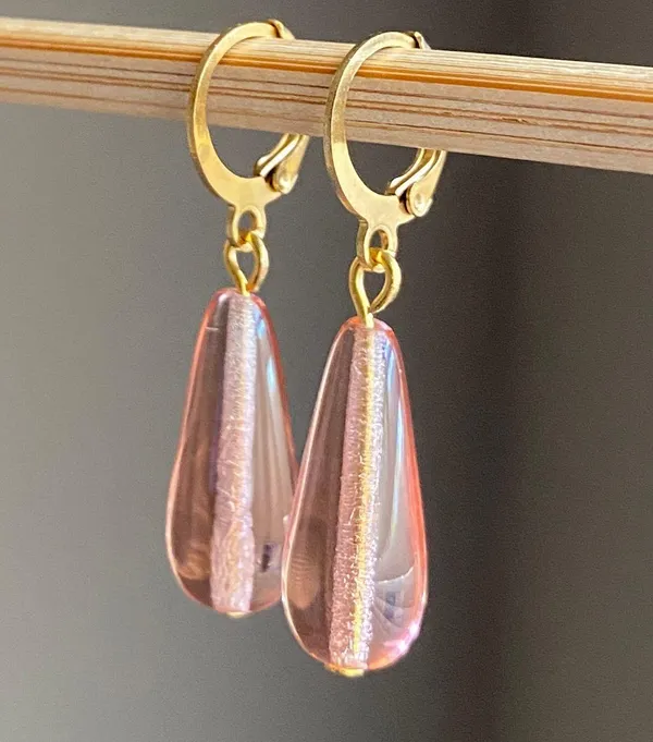 light pink Czech glass teardrop simple minimalist dangle earrings🩷 - Image 2