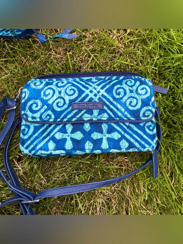 Quilted Vera Bradley travel organizer and wallet set 💙💙 - Image 10