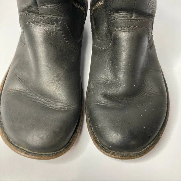 UGG Neevah short boot‎ black leather Shearling lined size 7 - Image 5