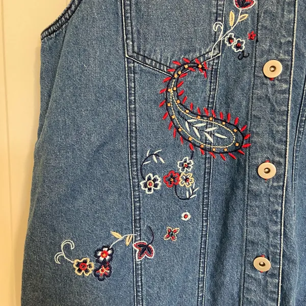 Vintage T‎ & Company women’s medium wash blue denim embroidered button up vest - Image 4