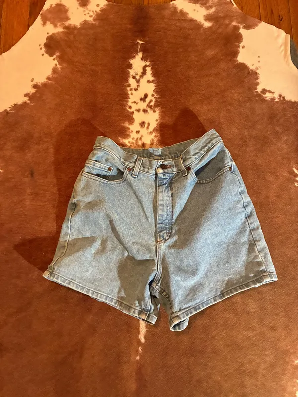 Riders By Lee Vintage women's shorts no size tag Waist - 28 inches Inseam - 6.5 inches Rise - 12 inches Hip - 18 inches - Image 2