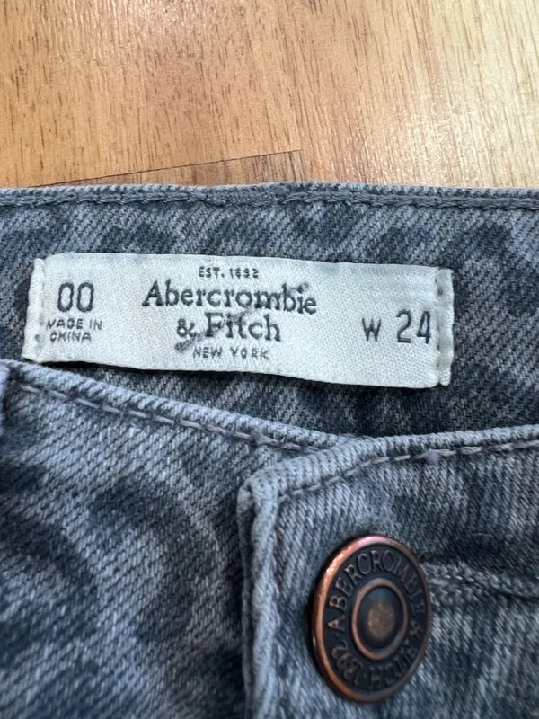 Abercrombie & Fitch Leopard Print Jeans Size 00 W24 Gray Animal Print Denim - Image 4