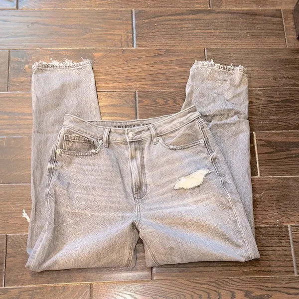 American Eagle Outfitters MOM jeans Light Gray Denim size 6 regular distressed - Image 2